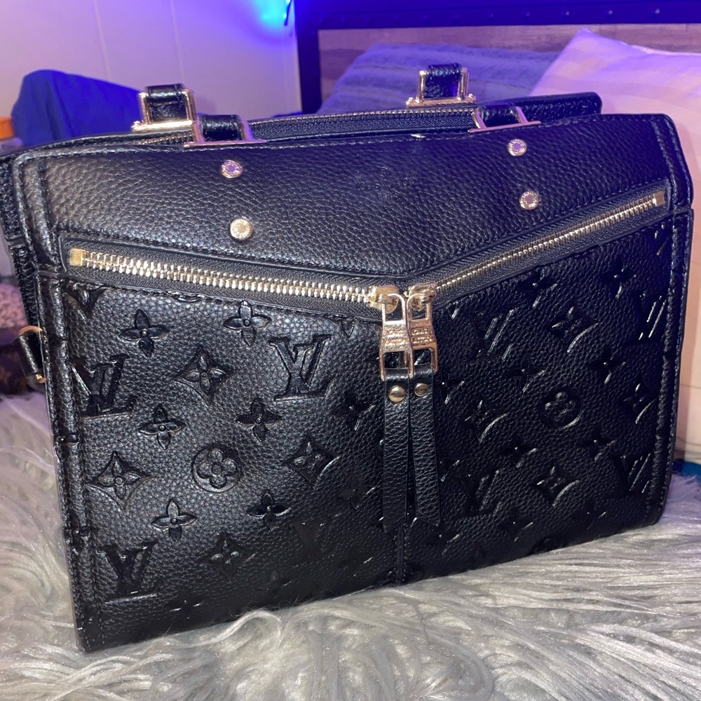 Loui Vuitton purse